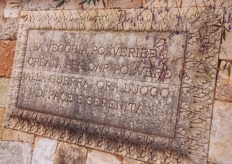 Iscrizione all'ingresso della Vecchia Polveriera di Soleto